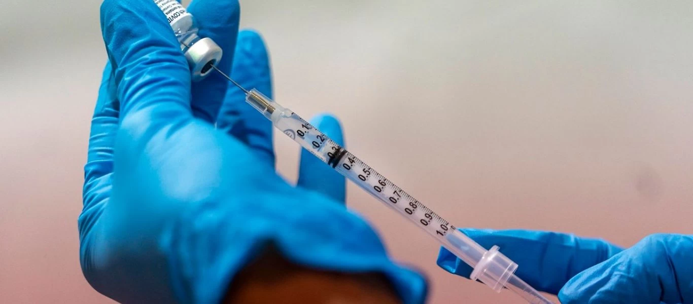 Oι «Financial Times» αποκαλύπτουν γιατί νοσούν οι εμβολιασμένοι: «Κανένα εμβόλιο δεν είναι τέλειο»